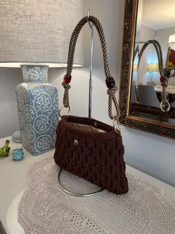 Bolsa baguete Amêndoa de crochê em fio de poliéster, feita à mão pela By Esme Art