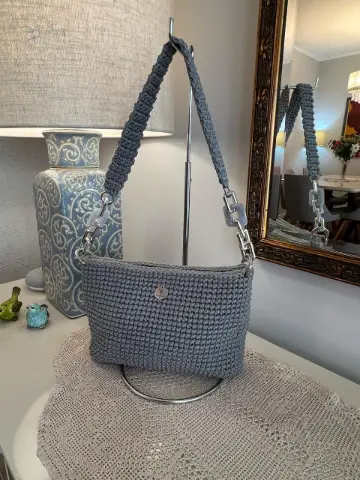 Bolsa baguete de crochê cinza com detalhes de resina, feita à mão pela By Esme Art