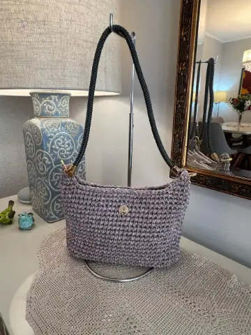Bolsa baguete de crochê mesclada em cinza e rosa, feita à mão pela By Esme Art