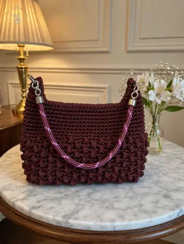 Bolsa baguete de crochê marsala em ponto feijãozinho, feita à mão pela By Esme Art