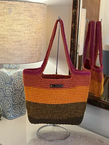 Bolsa de praia de crochê colorida com alça de ombro, feita à mão pela By Esme Art