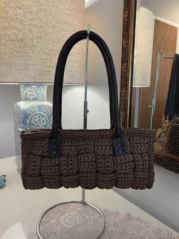 Bolsa baguete de crochê em fio de poliéster capuccino East-West, feita à mão pela By Esme Art