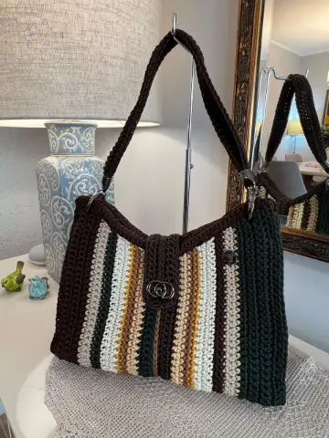 Bolsa tote de crochê listrada com lados de cores diferentes, feita à mão pela By Esme Art