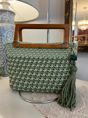 Bolsa tote de crochê verde em dois tons com alças de madeira, feita à mão pela By Esme Art
