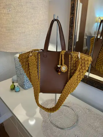 Bolsa tote de crochê em fio de poliéster mostarda, feita à mão pela By Esme Art