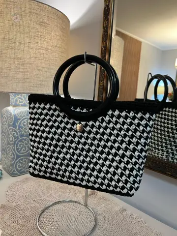 Bolsa tote de crochê preta e branca com alça de resina, feita à mão pela By Esme Art