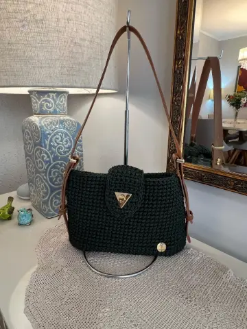 Bolsa de crochê verde militar com alça regulável, feita à mão pela By Esme Art
