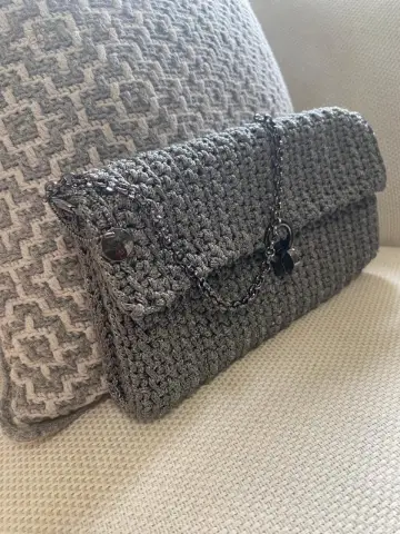 Bolsa carteira de crochê com aba e alça removível, feita à mão pela By Esme Art