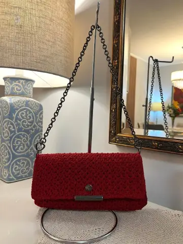 Bolsa baguete de crochê carmim para usar como carteira de festa, feita à mão pela By Esme Art
