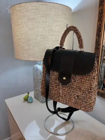 Mochila de crochê em fio de poliéster mesclado, feita à mão pela By Esme Art